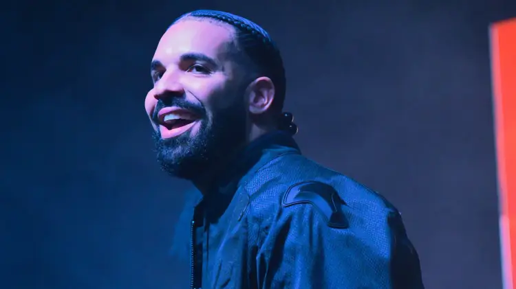 Drake Sorprende A Fans Con Un Regalo De Durante Concierto