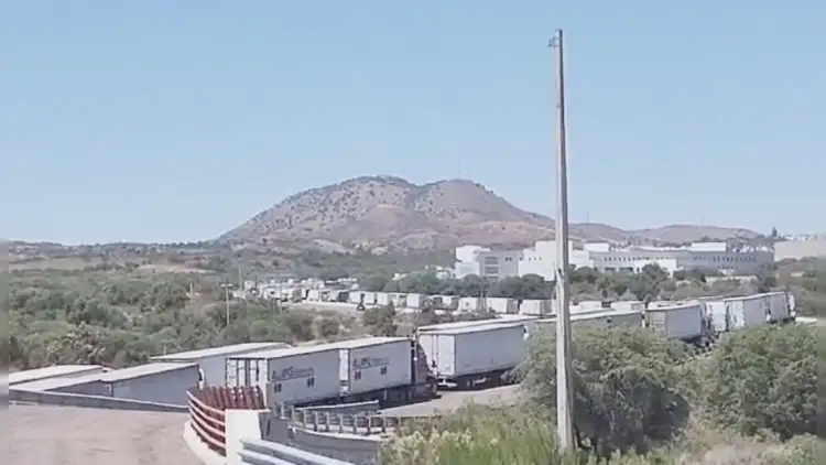Caos vehicular en carretera Internacional de Nogales por fallas en Aduana