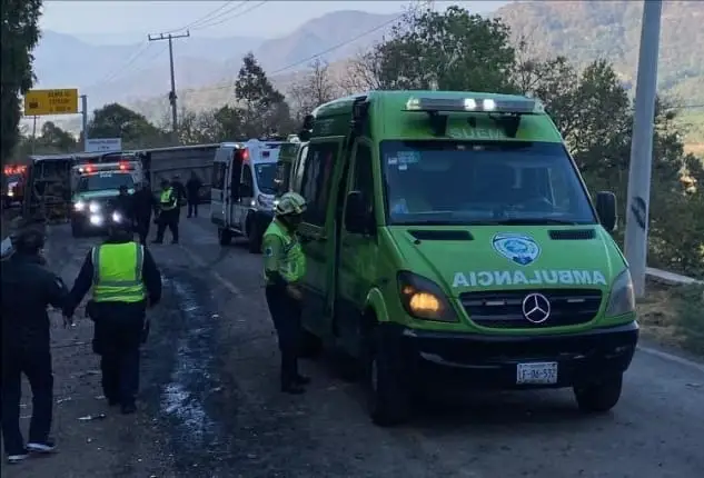 Mueren peregrinos tras volcar su autobús al intentar llegar a santuario en Edomex; hay 14 muertos y 30 heridos