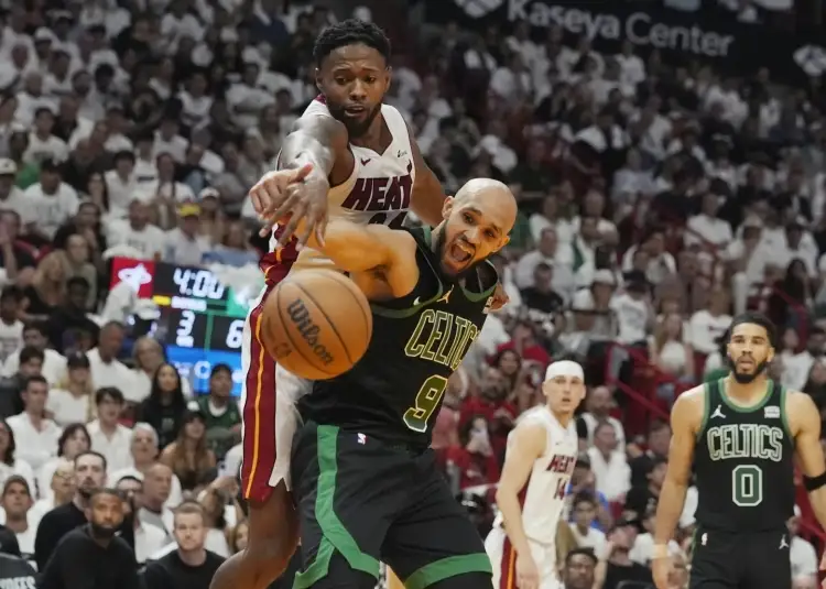 Derrick White lidera a los Celtics hacia la victoria sobre el Heat en los playoffs VIDEO