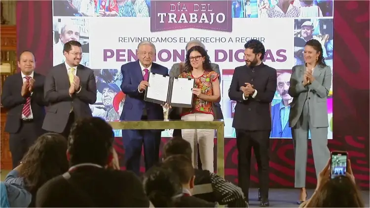 Firma López Obrador acuerdo para crear el Fondo de Pensiones para el Bienestar