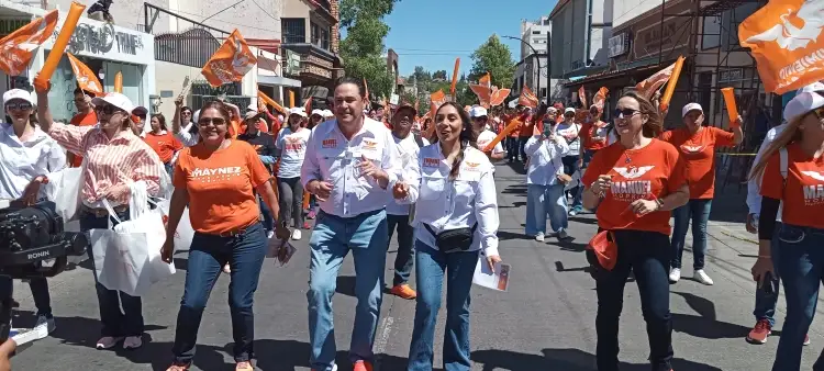 Participa Manuel Hopkins en desfile del Primero de Mayo en Nogales