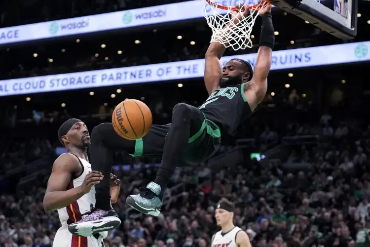 Celtics arrasan al Heat y avanzan a semifinales con una actuación dominante VIDEO
