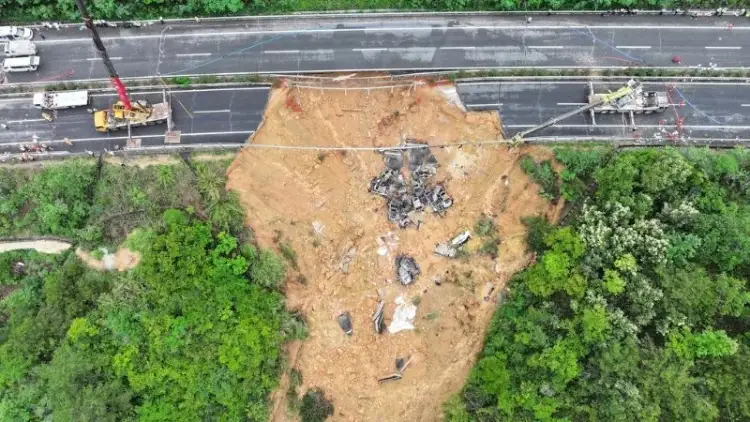 VIDEO: Gran colapso de carretera deja un saldo devastador de 48 muertos y más de 30 heridos