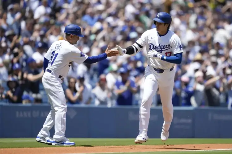 Shohei Ohtani brilla con dos jonrones en la victoria de los Dodgers sobre los Bravos VIDEO