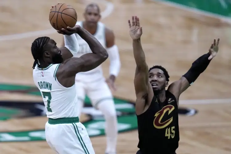 Celtics toman ventaja en semifinales del Este al vencer a Cavaliers VIDEO