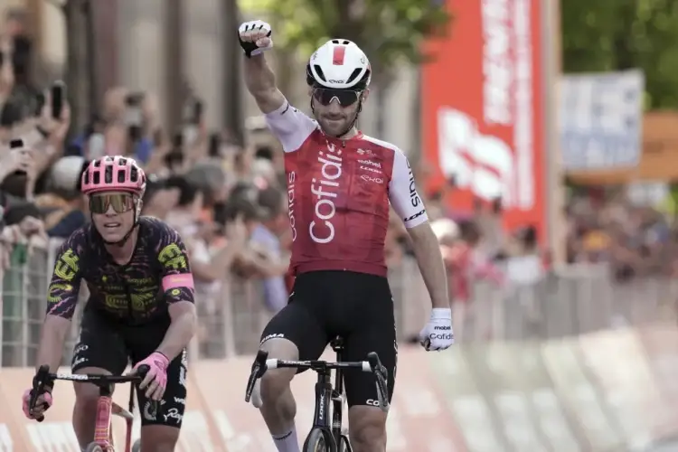 Giro de Italia: Benjamin Thomas se impone en la quinta etapa, Pogacar sigue líder