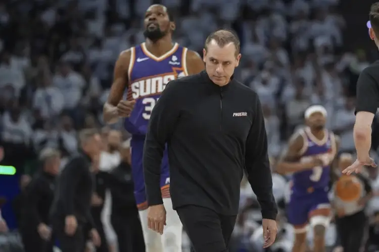 Suns cesan a Frank Vogel tras fracaso en postemporada