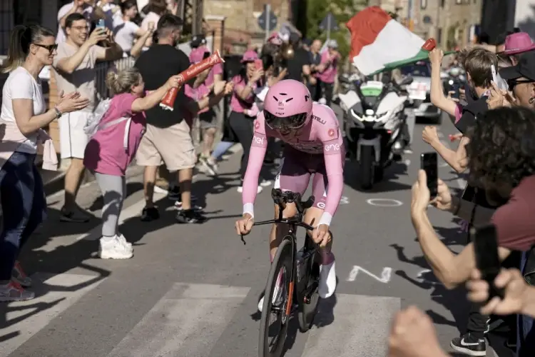 Pogacar arrasa en la etapa contrarreloj del Giro de Italia