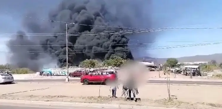 Incendio en Culiacán: Hombre y niño captados con sillas plegables para ver el siniestro