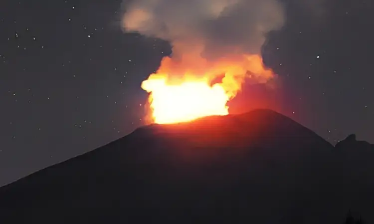 El volcán Popocatépetl muestra actividad incandescente en su cráter