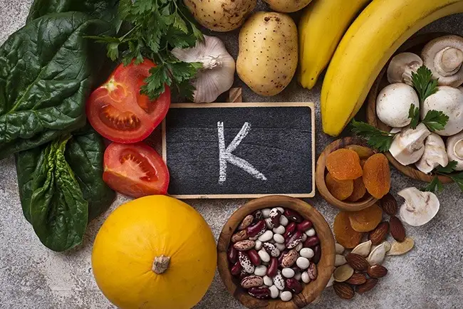 La popular vitamina K: ¿Para qué sirve y en qué alimentos se encuentra, según expertos?