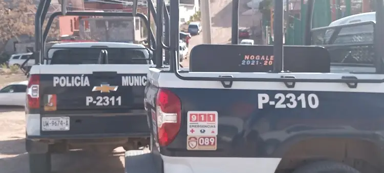 Roban vehículo con violencia en estacionamiento de tienda Oxxo en Nogales