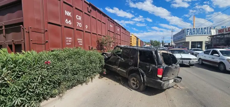 Conductor intenta ganarle al tren y termina prensado en Nogales