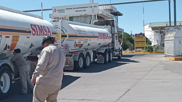Transportistas de Simsa detienen entregas a Pemex en Nogales por faltantes de combustible