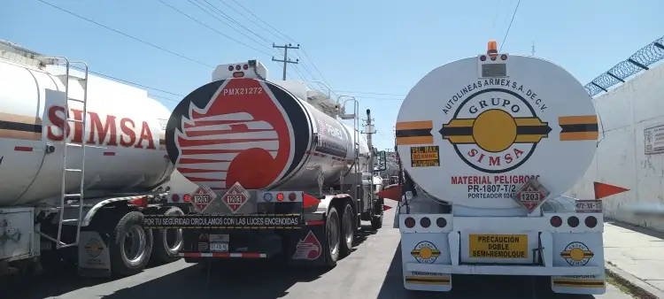 Continúan transportistas de combustible paro contra Pemex en Nogales