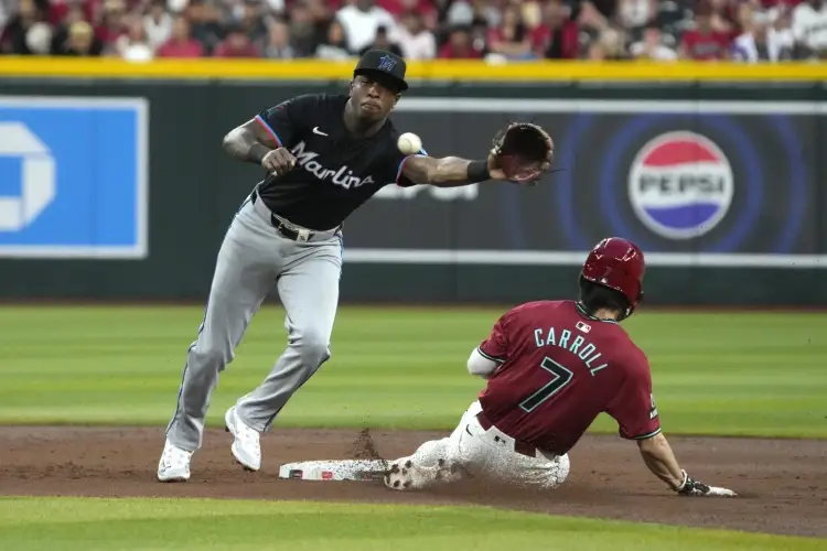 Diamondbacks vencen a Marlins con dobles productores de Walker y Gurriel