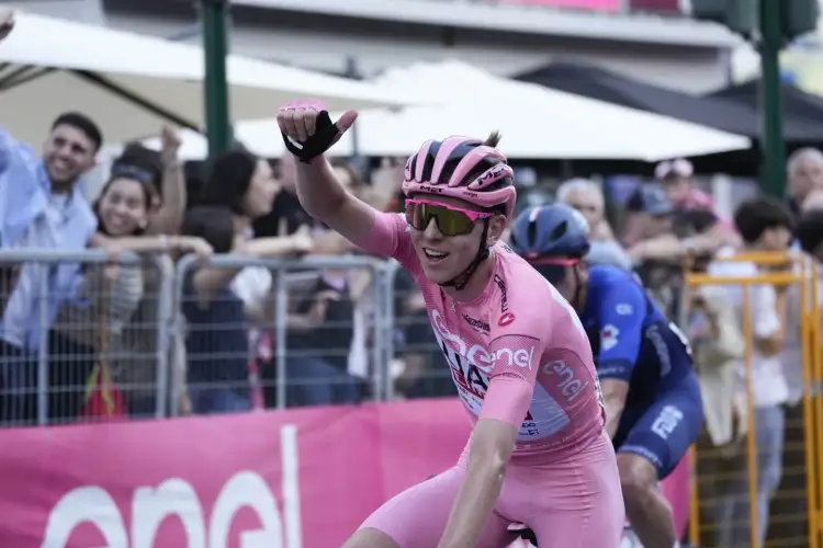 Tadej Pogacar arrasa en el Giro de Italia con el margen de victoria más amplio en décadas VIDEO