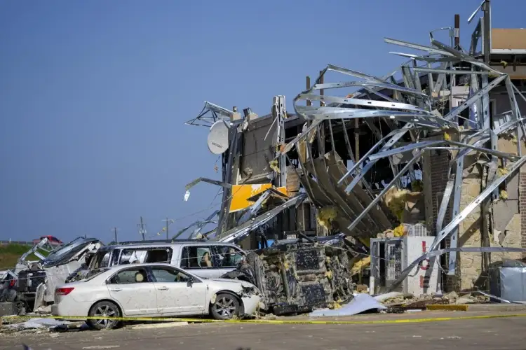 Tornado deja al menos 7 muertos y 100 heridos en Texas