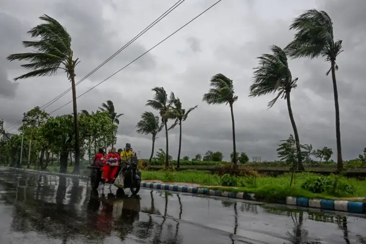 Crisis climática en Bangladesh: Ciclón deja 10 muertos y destruye más de 30 mil viviendas