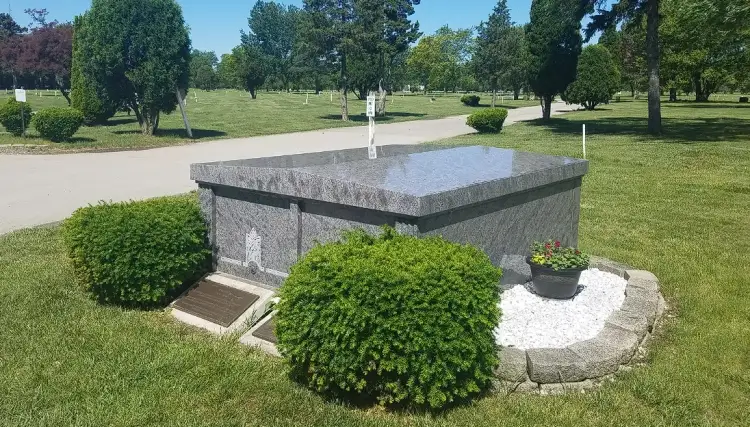Descubrimiento macabro en Cementerio Burr Oak