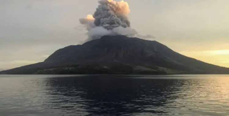 VIDEO: Volcán 'despierta' y causa temor entre población y turistas en plena madrugada