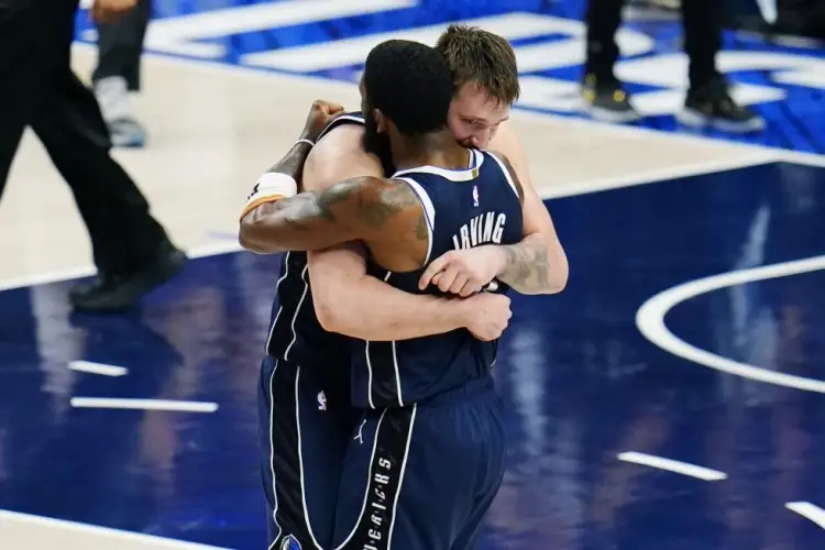 Irving y Doncic tienen a los Mavericks cerca de las Finales