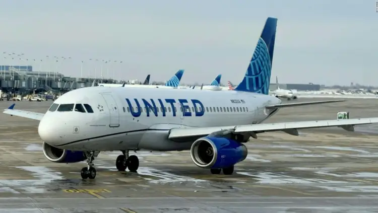 Incidente en Aeropuerto de Chicago: Vuelo de United Airlines Aborta Despegue por Problema en Motor