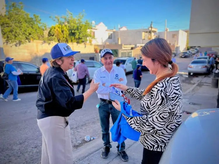 Recibe Lety Amparano apoyo del sector Las Bellotas en Nogales