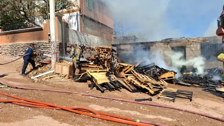 Incendio en taller de carpintería provoca daños en vivienda cercana en Nogales