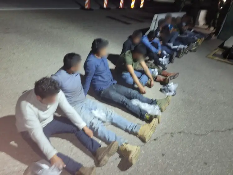 Patrulla Fronteriza rescata a grupo de migrantes encerrados en tráiler en Tucson, Arizona