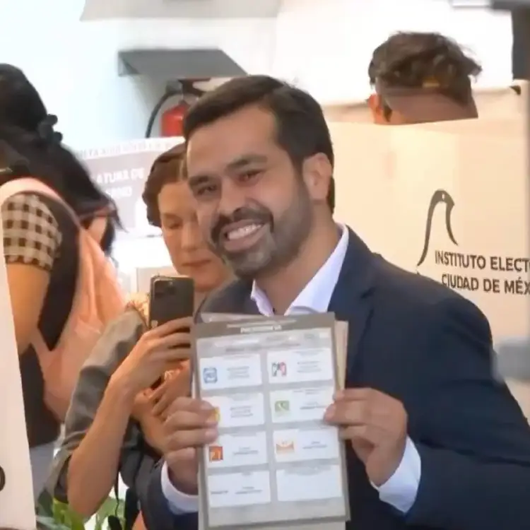 Jorge Álvarez Máynez, candidato a la presidencia por el partido de Movimiento Ciudadano, emitió su voto en CDMX
