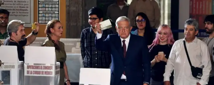 Elecciones históricas: López Obrador ejerce su derecho al voto