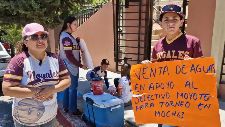 Equipo de Béisbol de Nogales busca financiamiento: Vende aguas en inmediaciones de casillas electorales