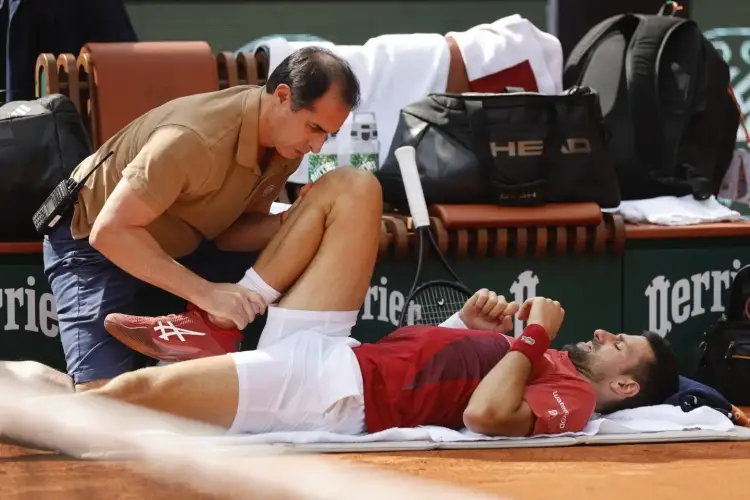 Djokovic remonta y avanza a cuartos de final de Roland Garros VIDEO