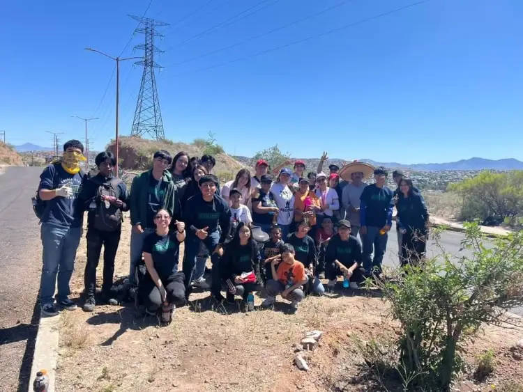 Jóvenes de EcoBarrio plantan 50 árboles en la colonia Bellotas para promover la conciencia ecológica en Nogales