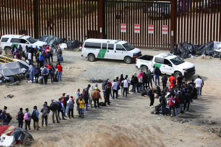 Orden ejecutiva de Biden restringe solicitudes de asilo en la frontera con México