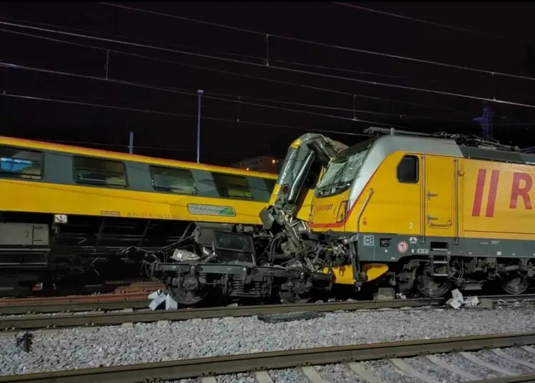 FOTO: Brutal choque de trenes 'sacude' a cientos de pasajeros y deja 4 personas muertas