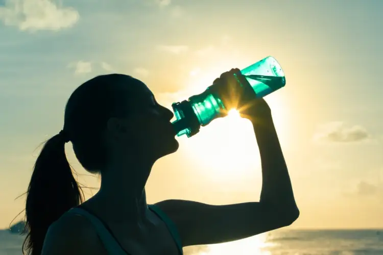 Mantente hidratado en el verano: Expertos llaman al consumo de agua