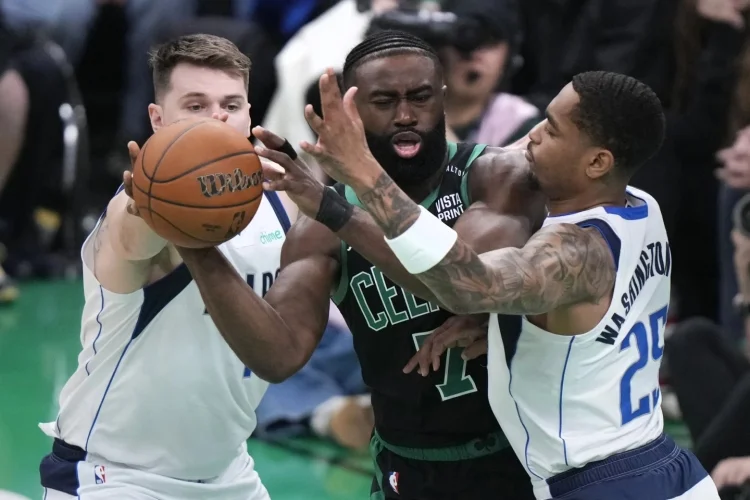 Celtics se acercan al cetro con victoria sobre Mavs VIDEO