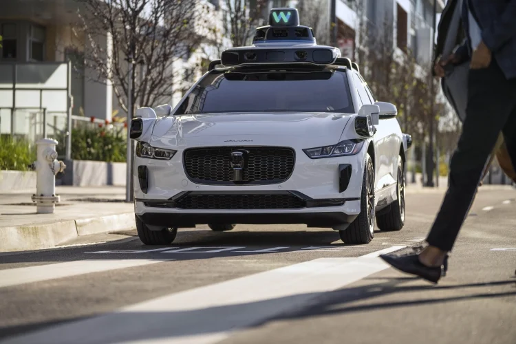 Los Ángeles busca fortalecer la regulación de vehículos autónomos