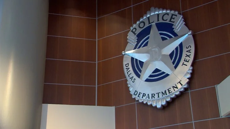 Oficial de policía es despedida en Dallas por abandono de menor