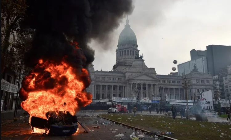 Enfrentamientos en Congreso: Protestas violentas en Argentina