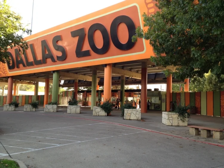 Nuevo garage de estacionamiento en el Zoológico de Dallas