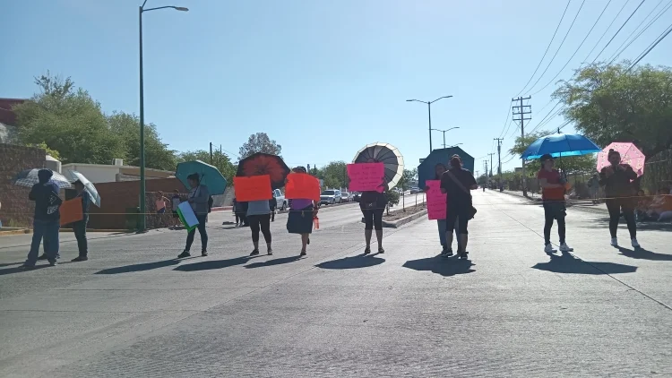 Vecinos de la San Miguel cierran calle; protestan por falta de agua