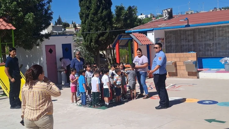 Bomberos de Nogales imparten plática preventiva en jardín de niños