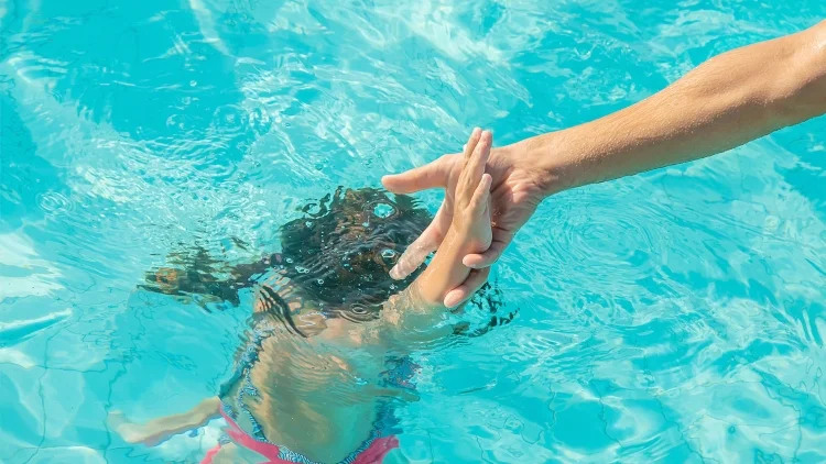 Niño de Arizona en estado crítico tras ahogamiento en piscina