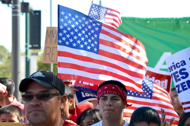 Nueva oportunidad para migrantes en EE.UU.: permiso de residencia en camino