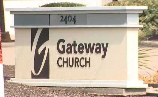 Escándalo en Iglesia Gateway: Pastor renuncia por acusaciones de abuso