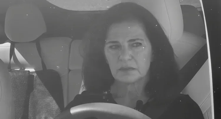 Mujer queda encerrada dentro de Tesla: Advertencia para conductores